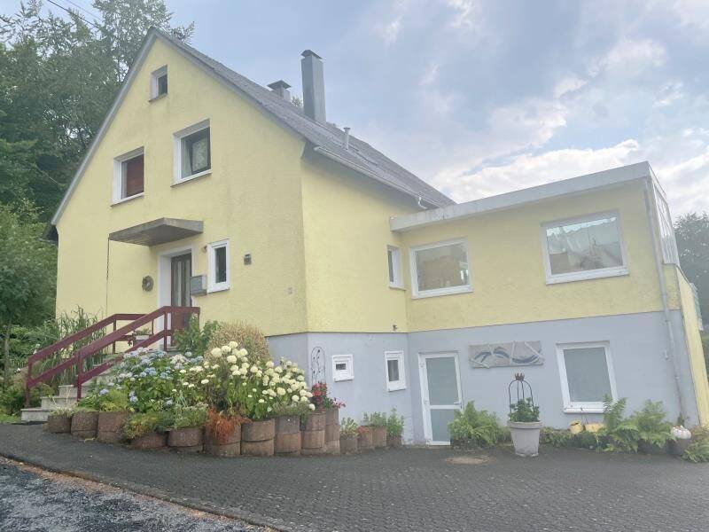 Ruhig gelegenes Einfamilienhaus mit Garage und Wintergarten in Blölsberg, 57648 Bölsberg
