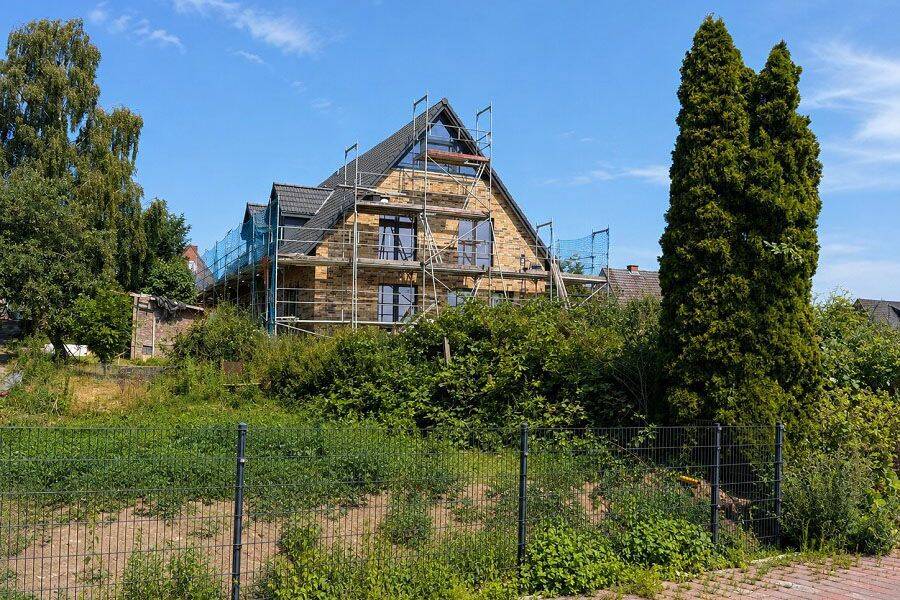 Neubau-Doppelhaushälfte im fortgeschrittenen Ausbauzustand mit viel Potenzial, 23701 Süsel