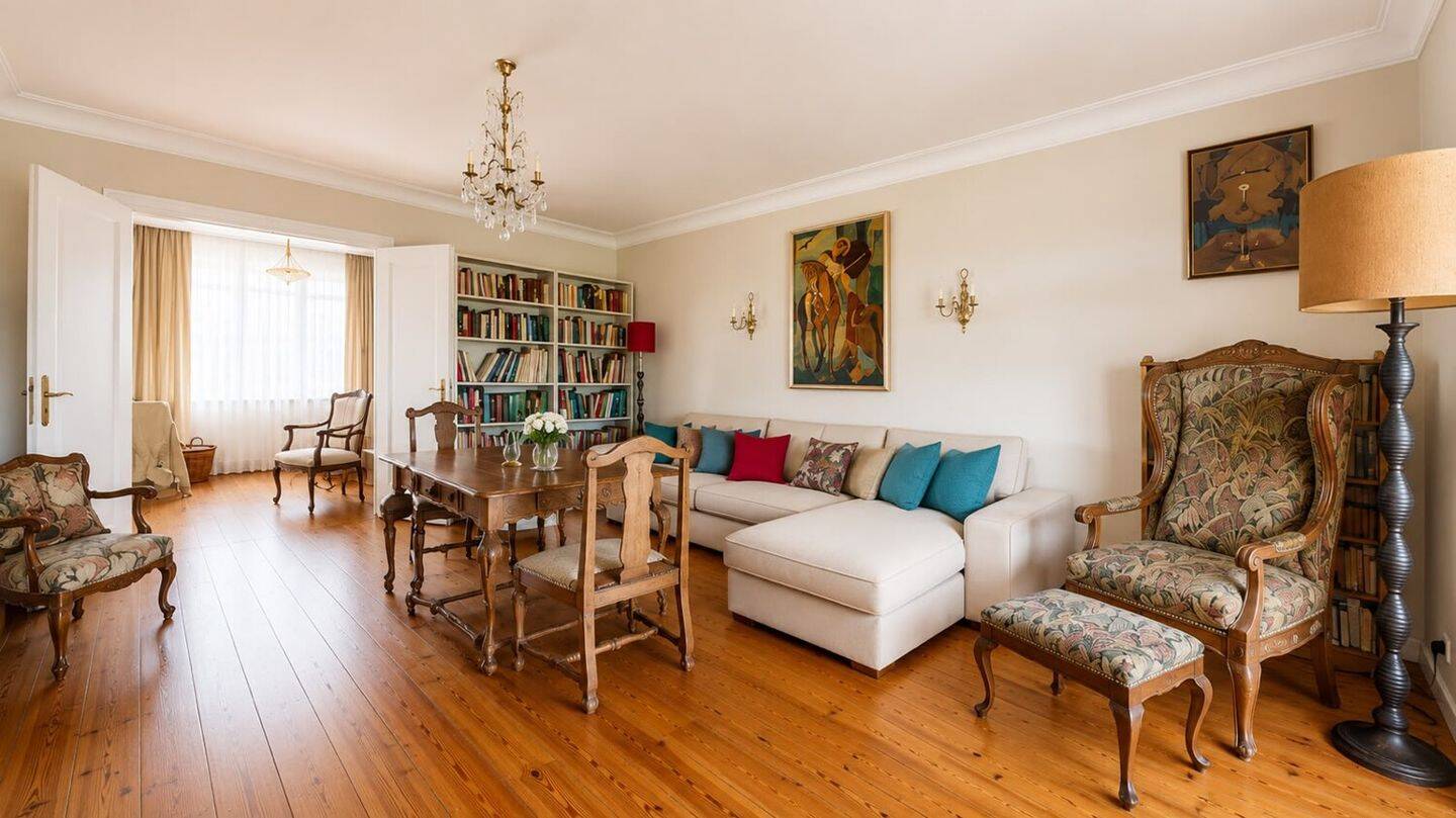 Modernisierte Drei-Zimmer-Altbauwohnung mit Stuck, Balkon und Blick ins Grüne, 60599 Frankfurt am Main (Oberrad Sachsenhausen)