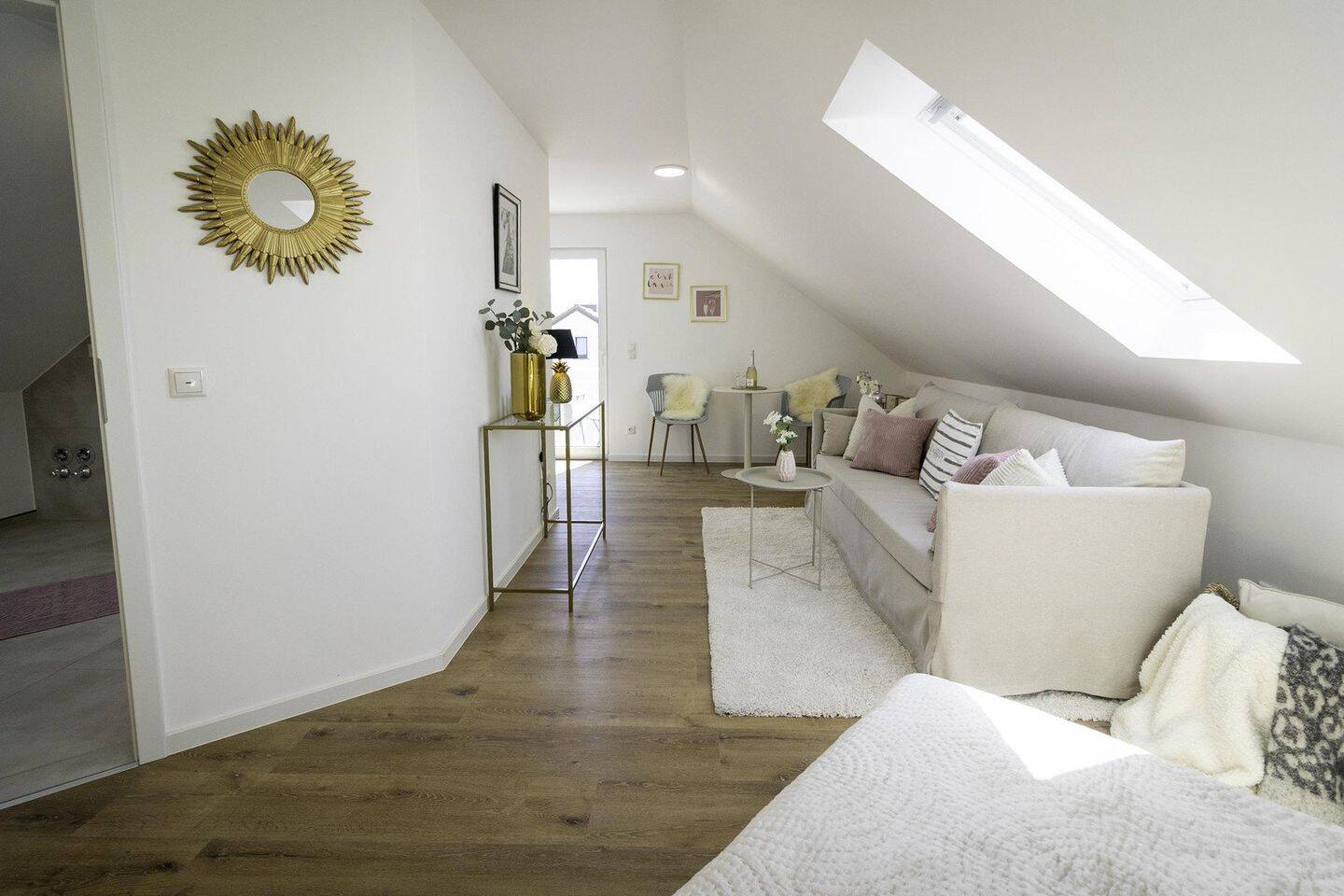 *Provisionsfrei**Neuwertig**Balkon**Klimaanlage**Dachgeschosswohnung 2. Obergeschoss Niederwerrn*, 97464 Niederwerrn