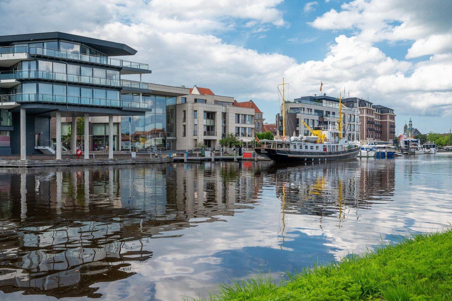 Exklusives Wohnen in erster Wasserlage – Luxus, der begeistert!, 26721 Emden (Barenburg Conrebbersweg Früchteburg Harsweg Stadtzentrum)