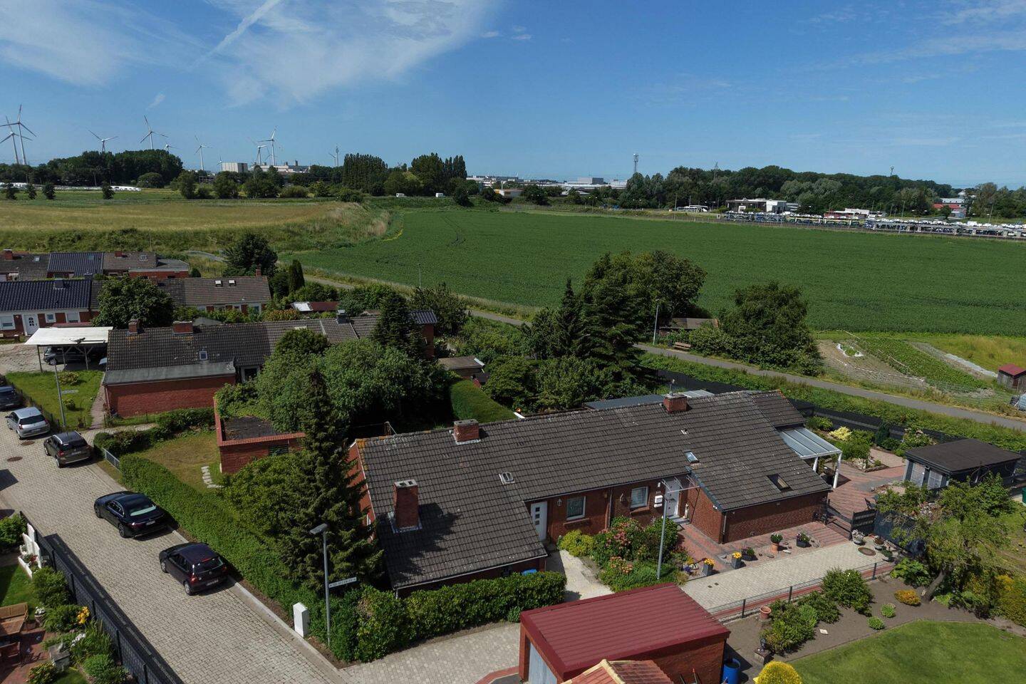 Renovierungsbedürftige Doppelhaushälfte auf einem Eigentumsgrundstück, 26723 Emden