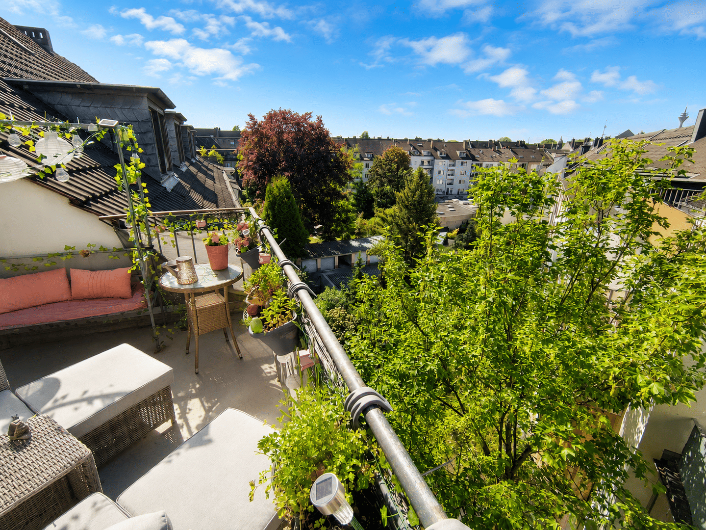 Helle 2-Zimmer-DG-Wohnung mit Dachbalkon ins Grüne in Düsseldorf-Bilk – von privat, 40225 Düsseldorf (Bilk Flehe Oberbilk Wersten)