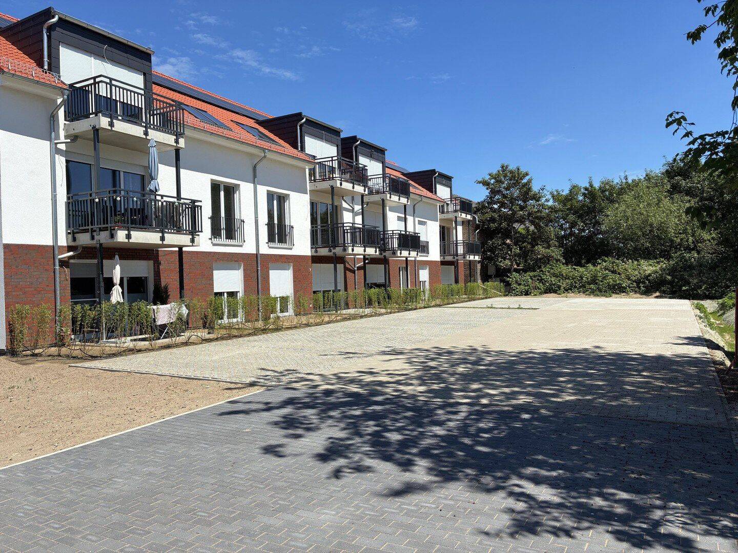 Helle 2 Zi. DG-Wohnung (Neubau) mit EBK, WP, Fussbodenheizung, Aufzug, Balkon u. Stellplatz, 14641 Nauen