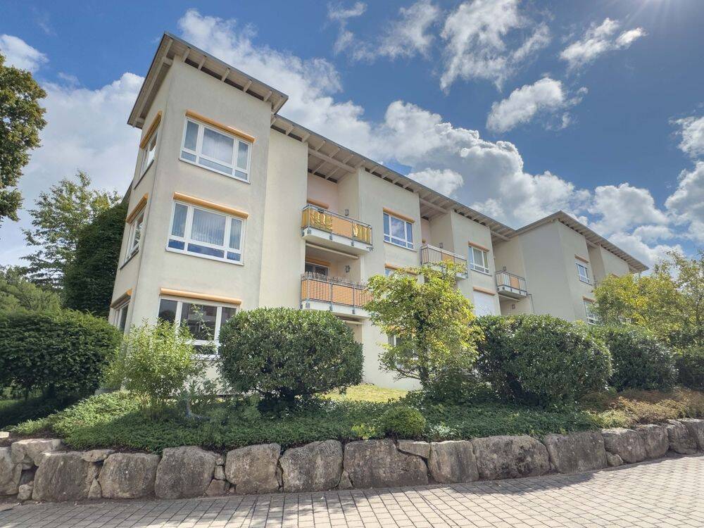 Helle 2-Zimmer-Wohnung mit Balkon, Einbauküche und KFZ-Stellplatz in gepflegter Wohnanlage in Coburg, 96450 Coburg
