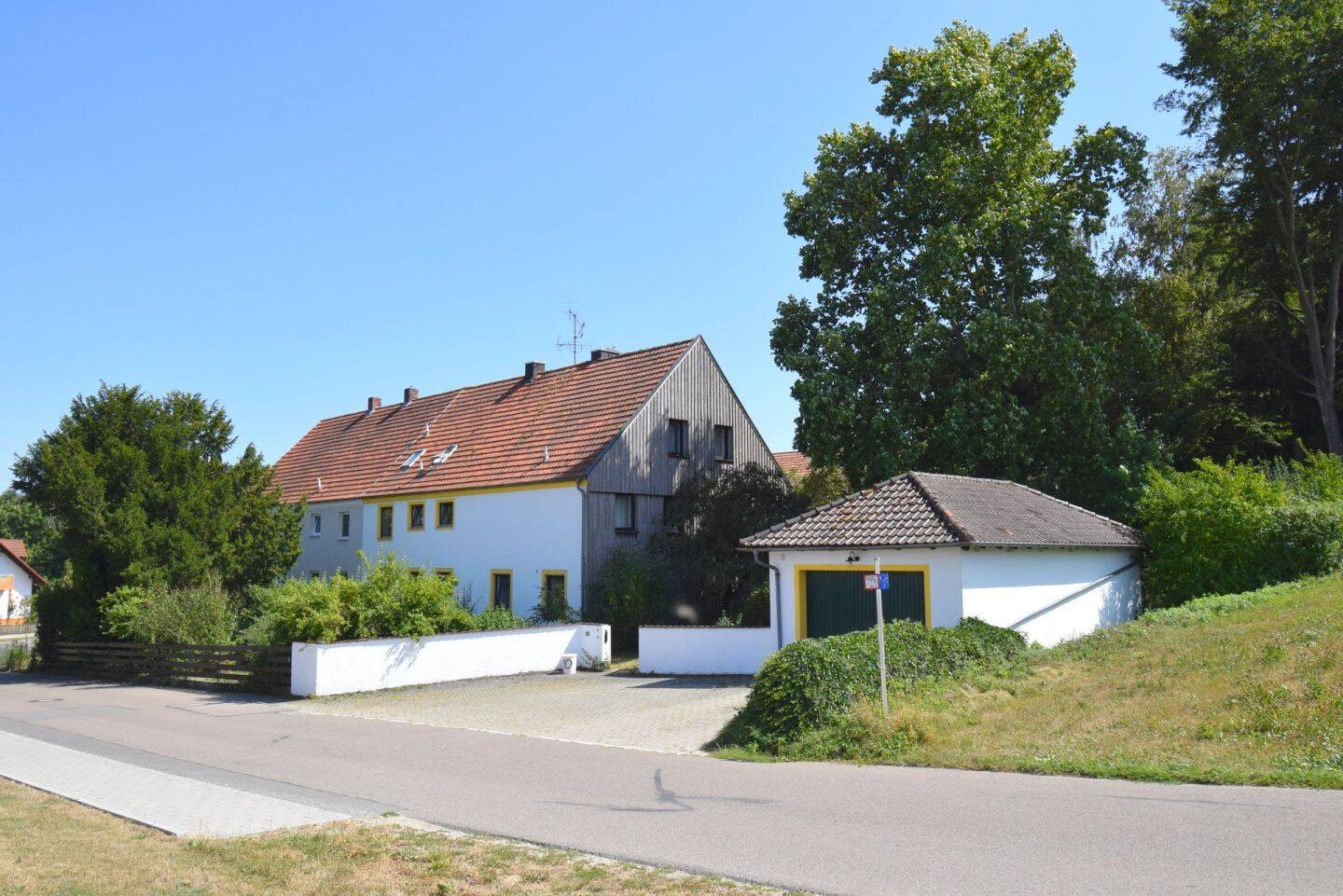 Kranzberg: Großzügiges Landhaus, DHH, auf parkähnlichem Grundstück, Wohnen mit Charme und viel Platz, 85402 Kranzberg