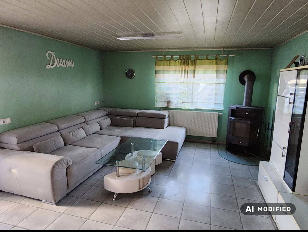 Geräumiges Einfamilienhaus mit Garten, zwei Garagen und viel Potential, 71409 Schwaikheim