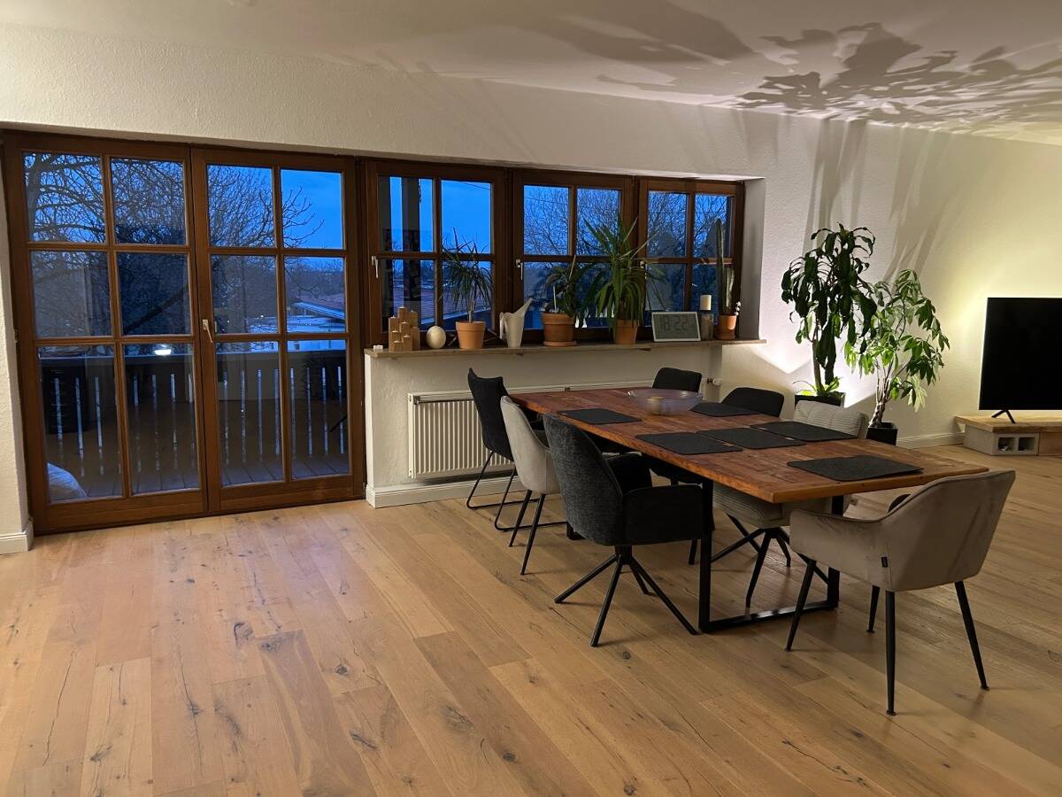 Großzügige Bel Etage mit 3 Balkonen Einbauküche und neuem Bad, 82041 Oberhaching