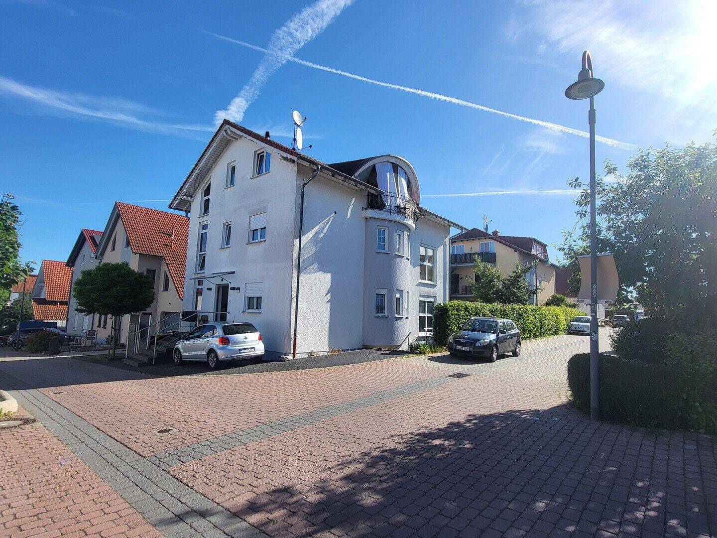 MODERNE 3-ZIMMER-DACHGESCHOSSWOHNUNG MIT BALKON, LOGGIA & EINBAUKÜCHE IN KARBEN, 61184 Karben