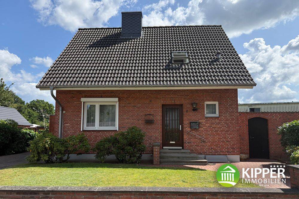 Attraktives Einfamilienhaus mit 3 + 2 halbe Zimmer, im Zentrum gelegen, mit Vollkeller und Garage, 24576 Bad Bramstedt