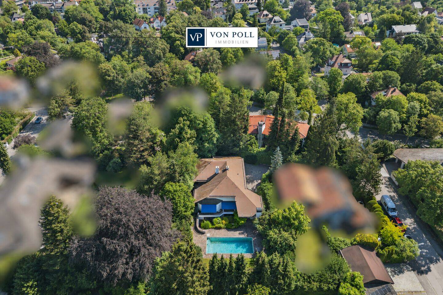 Privates Refugium in Gräfelfing: Walmdachvilla mit Galerie, Pool und traumhaftem Südgarten, 82166 Gräfelfing