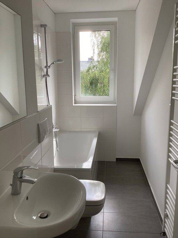 Ausgebaute Dachgeschosswohnung – ab sofort vermietbar!, 12099 Berlin (Neukölln)