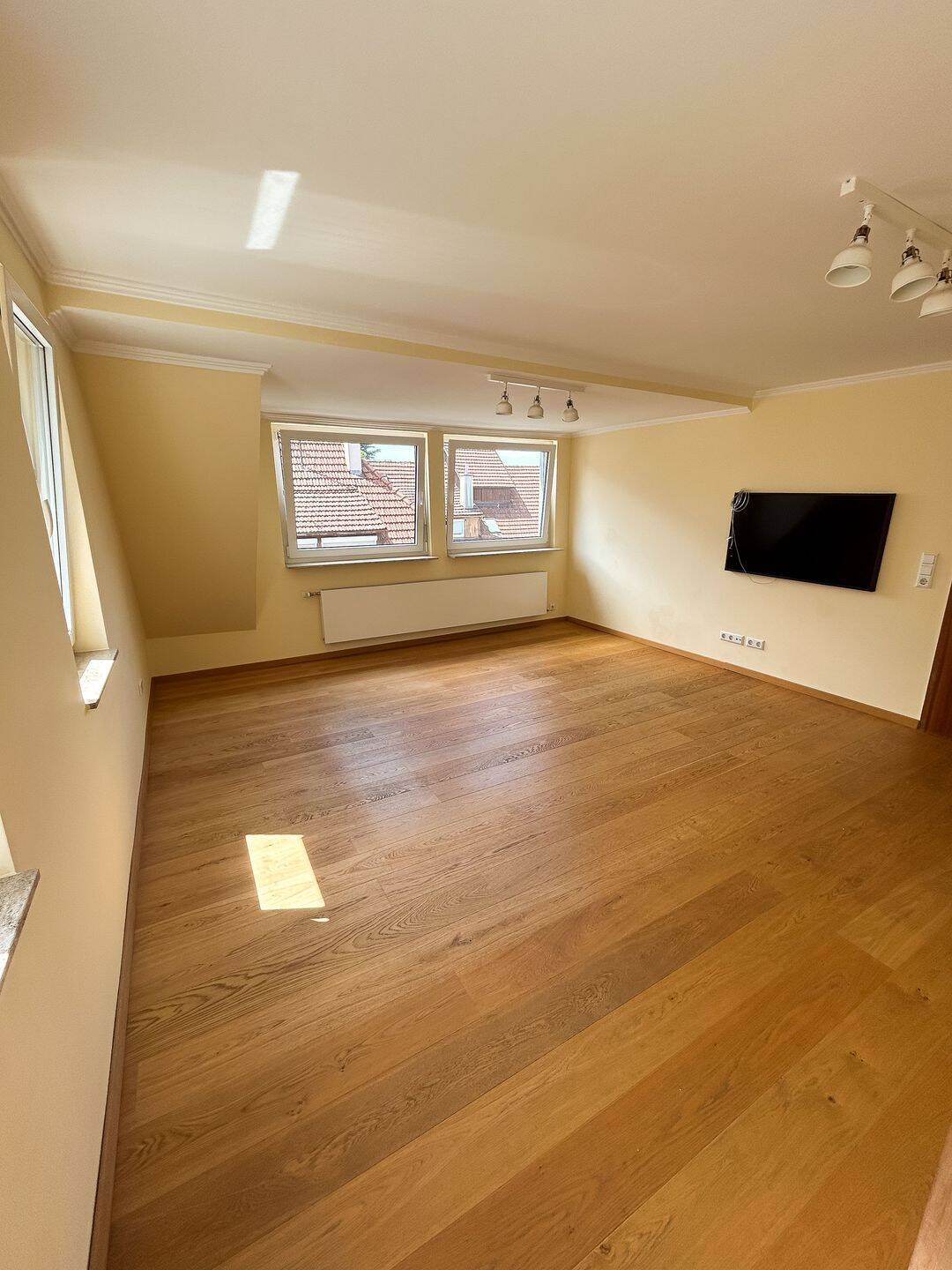 Charmante, kernsanierte 2-Zimmer-Dachgeschosswohnung mit separatem Homeoffice-Bereich in zentraler Lage Ludwigsburgs, 71638 Ludwigsburg