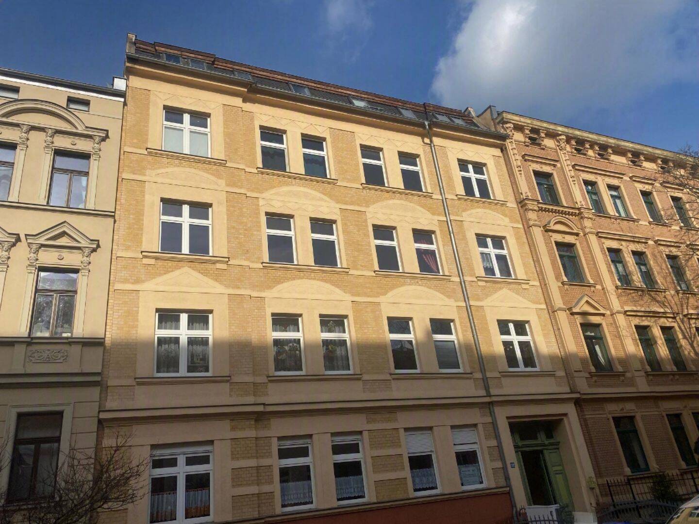 3-Raumwohnung mit Dachterrasse und Weitblick über Halle, Stellplatz, EBK & dekorativen Sichtbalken!, 6110 Halle (Saale) (Damaschkestraße Gesundbrunnen Innenstadt Lutherplatz Saaleaue)