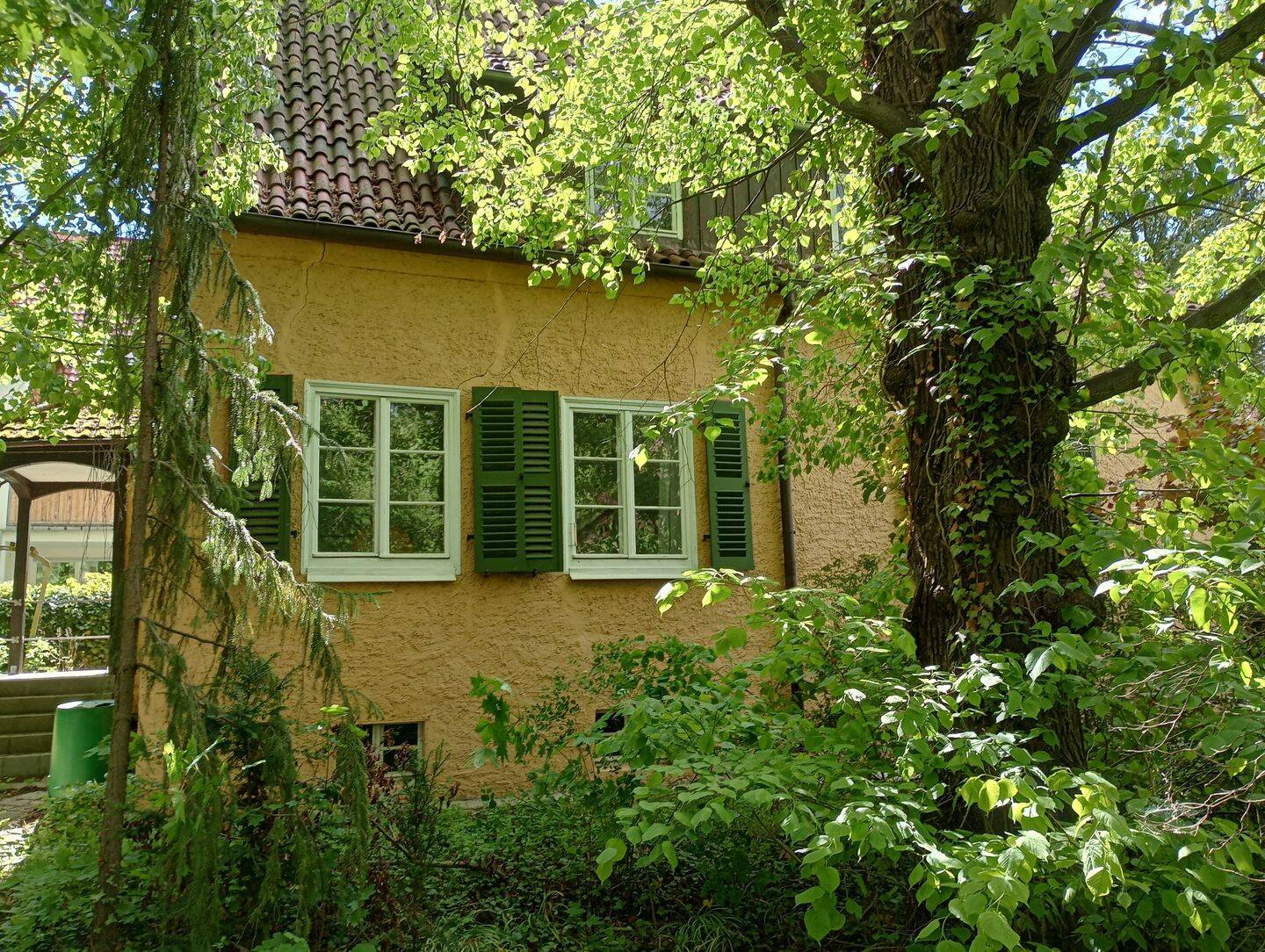Verschlafenes Einfamilienhaus auf sehr großem Grundstück in bevorzugter, ruhiger Wohnlage von Weimar, 99425 Weimar