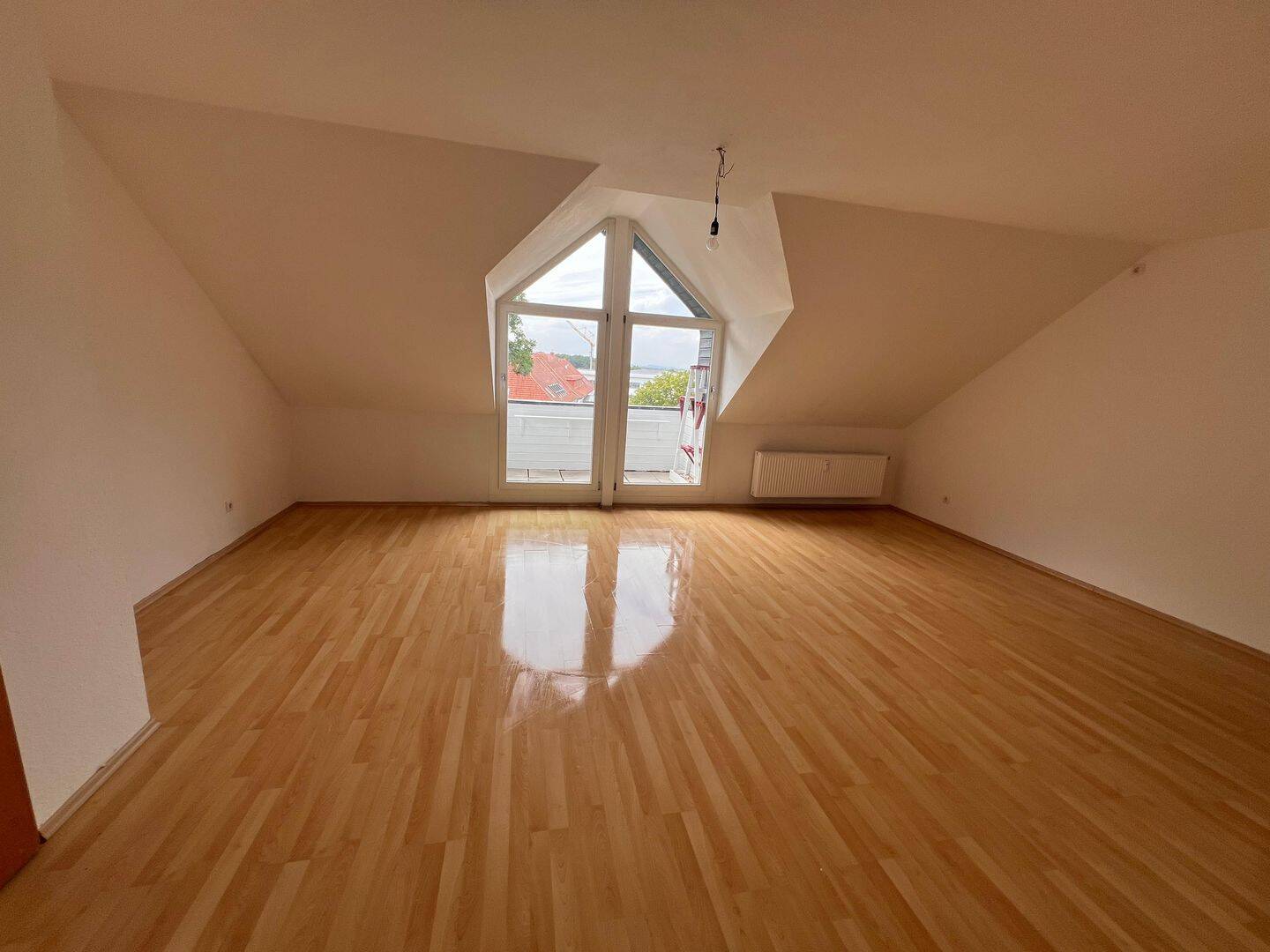 Großzügige 4-Zimmer-Dachgeschosswohnung mit Balkon und markanter Giebelfensterfront, 32756 Detmold