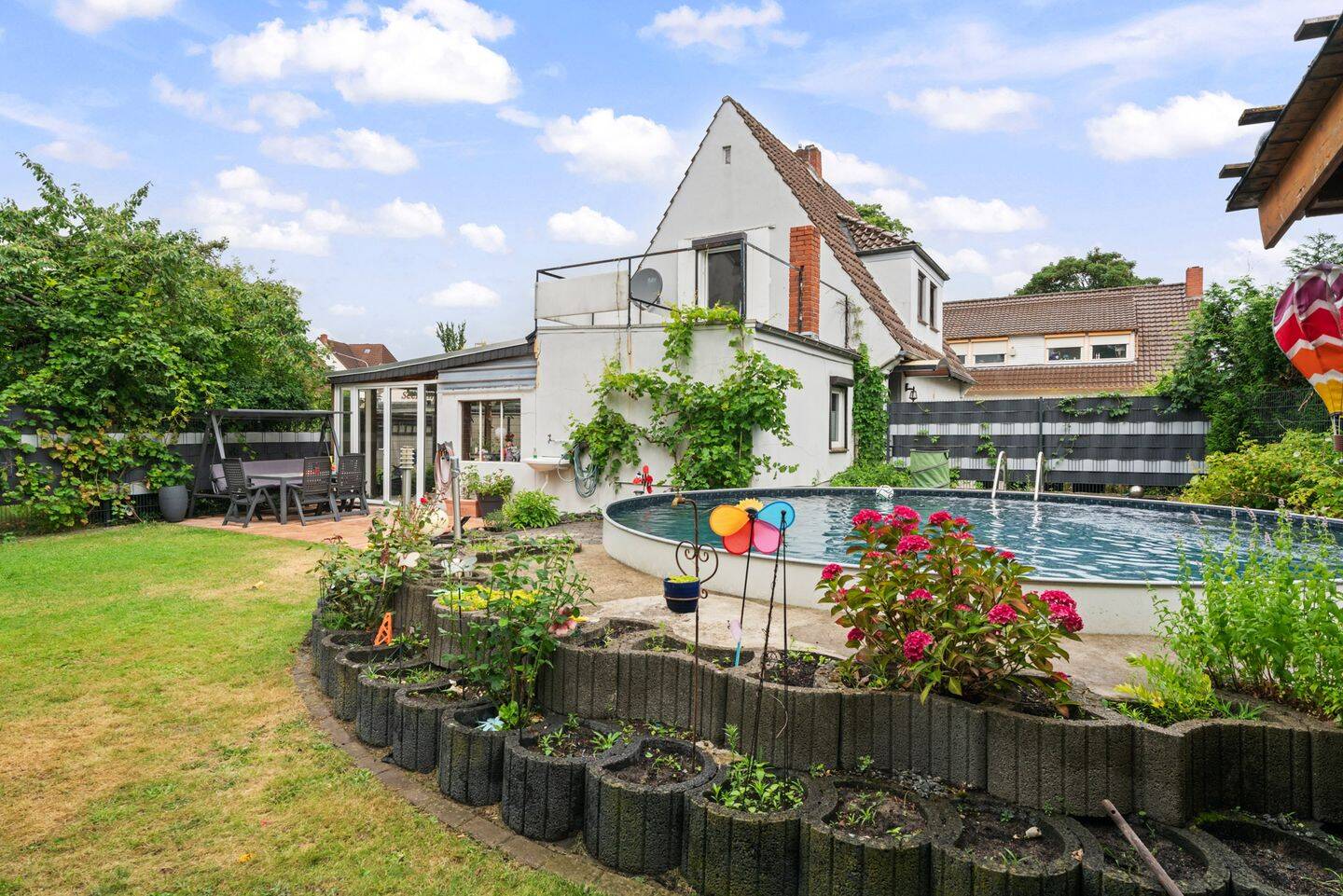 Bremen – Hemelingen | Wohnglück mit Urlaubsgefühl – klein, aber fein. Garten, Pool & Outdoorküche., 28309 Bremen (Hemelingen Sebaldsbrück)