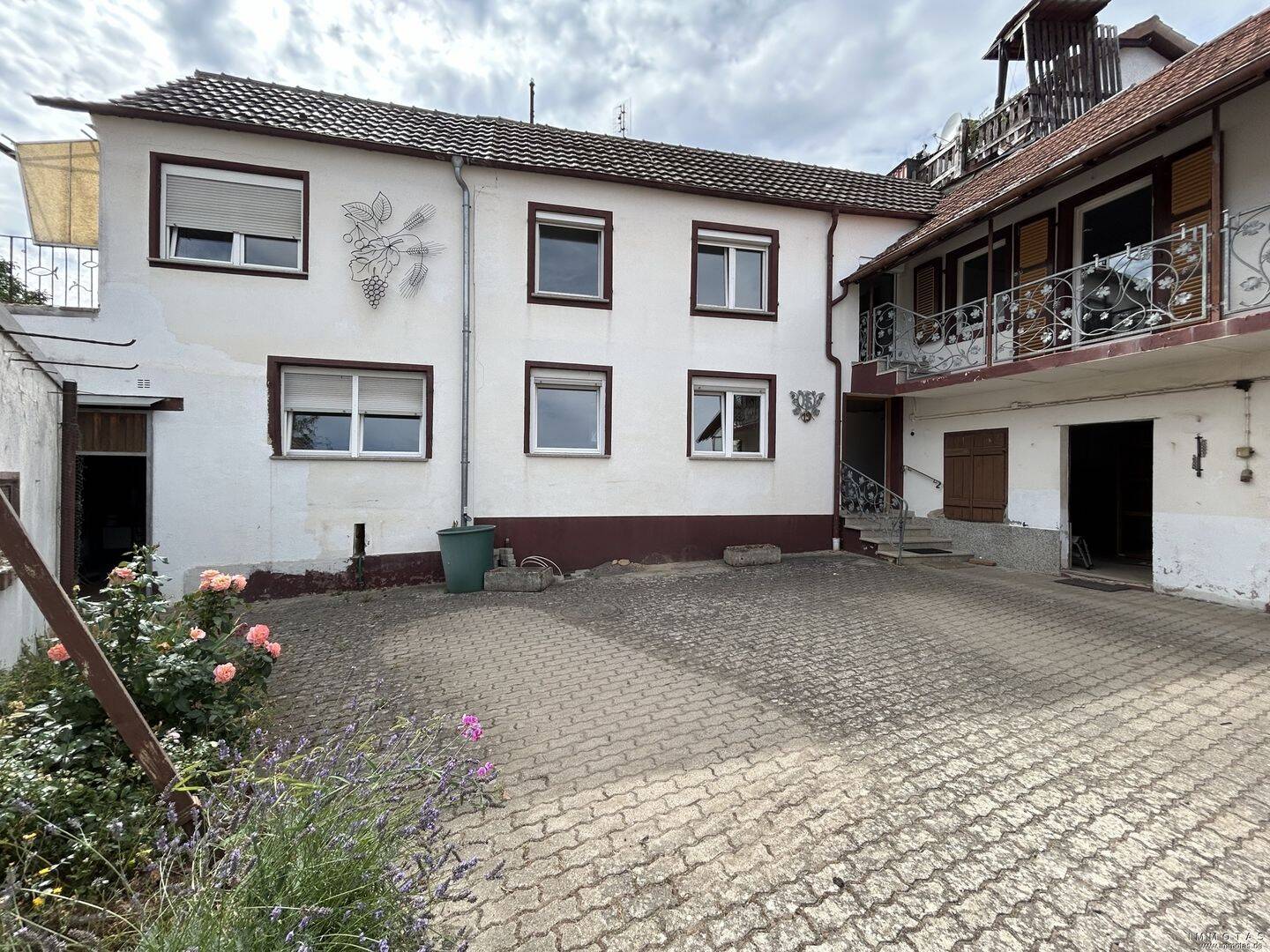 Großzügiges Einfamilienhaus mit Scheune, Garagen, Garten und Weitblick in Battenberg, 67271 Battenberg (Pfalz)