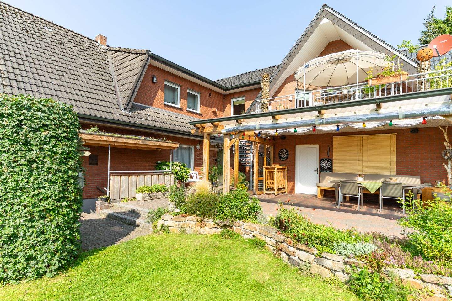 Einfamilienhaus mit Einliegerwohnung und Traumgarten in Bevergern, 48477 Hörstel