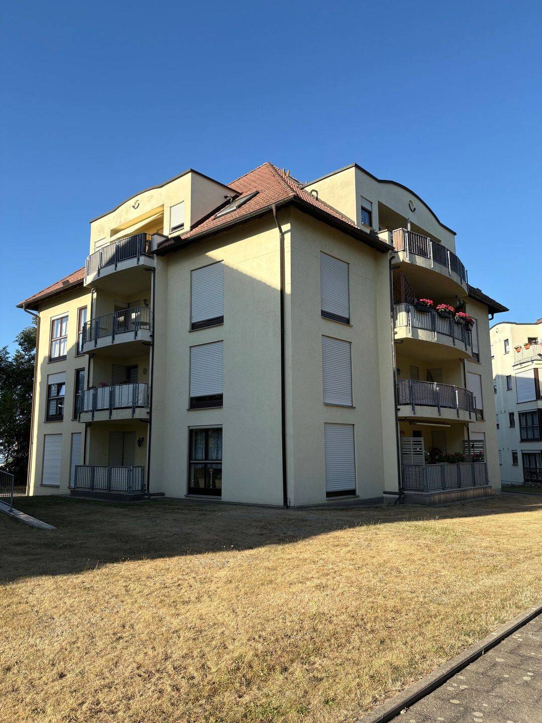 großzügige, helle Wohnung mit Balkon & Blick