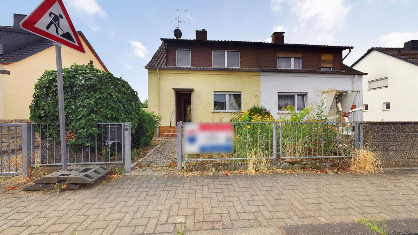 Doppelhaushälfte zurückgesetzt in einen Rohbau auf schönem Grundstück *Verkauf im Bieterverfahren*, 55246 Wiesbaden (Mainz-Kostheim)