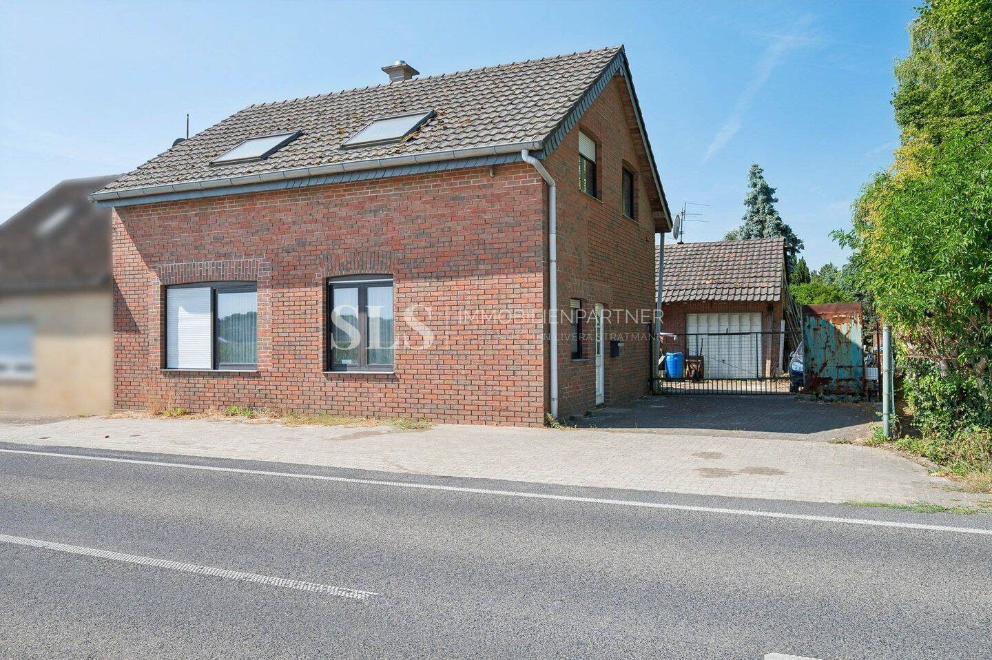 Großzügiges Einfamilienhaus mit weitläufigem Grundstück und viel Potenzial in Grefrath, 47929 Grefrath