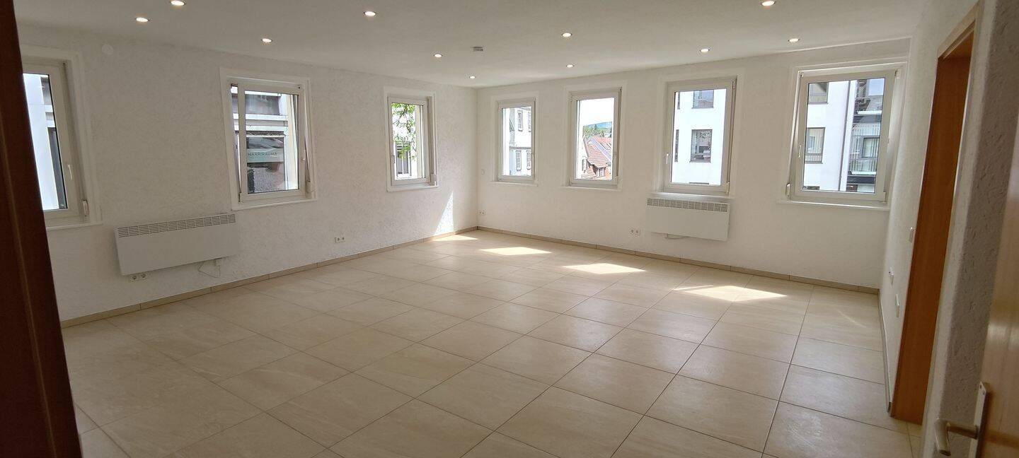 Helle kernsanierte 3,5 Zimmer Innenstadt Wohnung mit offener Küche, 72622 Nürtingen