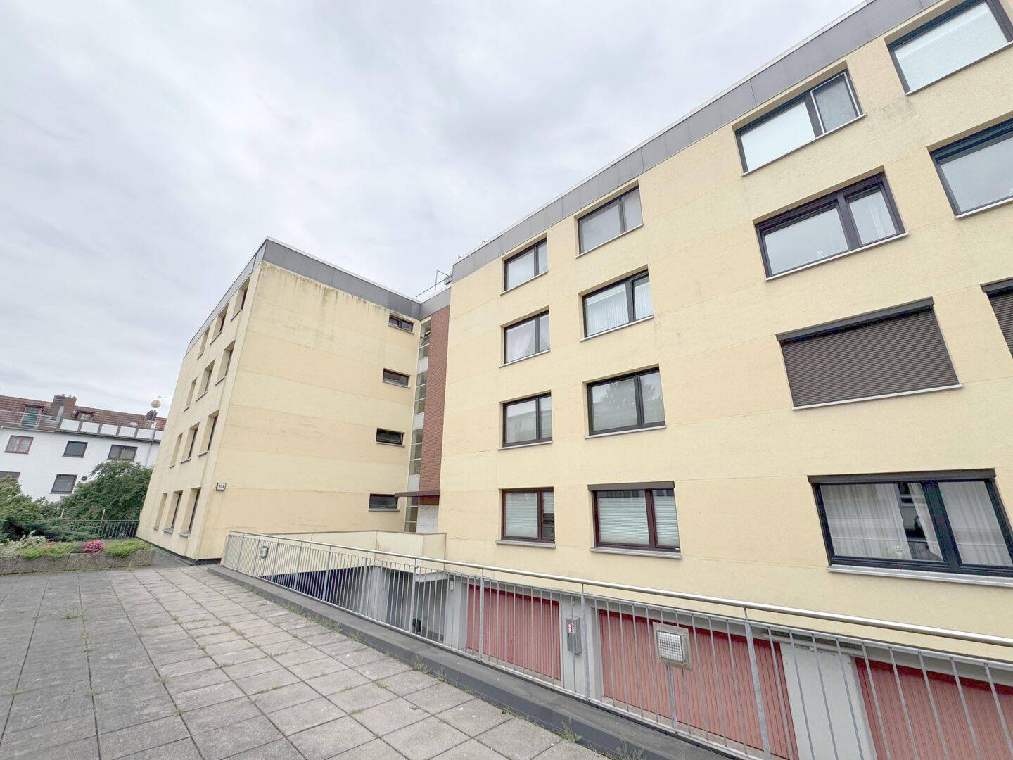Möblierte Drei-Zimmer Wohnung mit Balkon und Küche in zentraler Lage im Hulsberg, 28205 Bremen (Hulsberg Peterswerder)