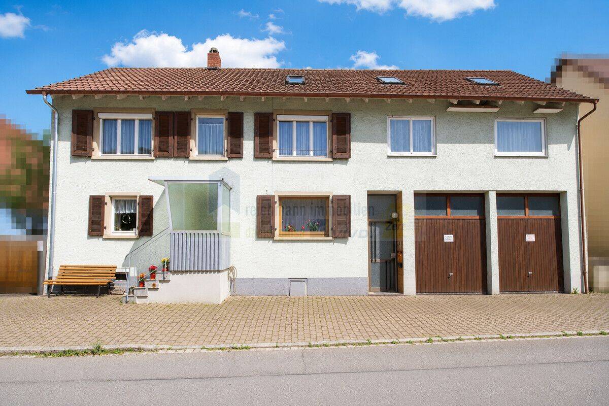 Zwei Wohnbereiche, zwei Eingänge – Ein Preis ! Gewachsene Immobilie mit viel Platz, Potenzial und übergrosser Garage in Kirchen-Hausen, 78187 Geisingen