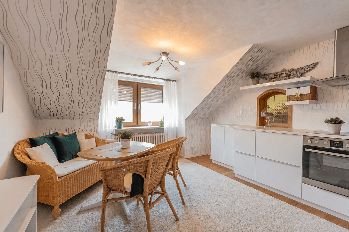 Lichtdurchflutet! 3-Zimmer Dachgeschosswohnung mit sonnigem Gartenanteil, 85354 Freising