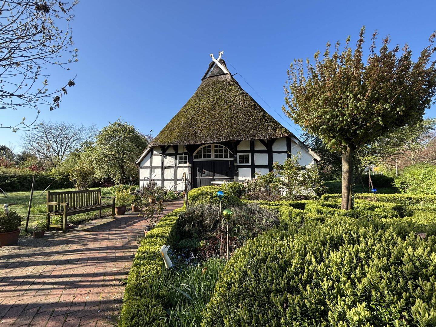 Historisches, denkmalgeschütztes Fachwerkhaus mit großem Grundstück in Lembruch/Dümmer, 49459 Lembruch