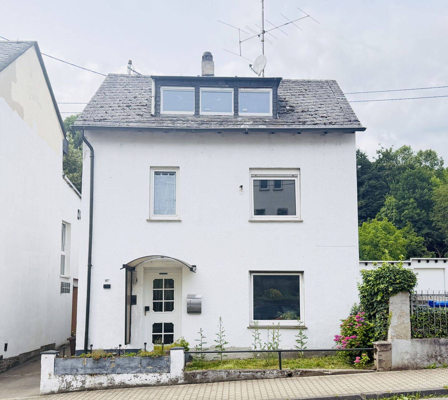 Gemütliches Einfamilienhaus mit Garten und vielseitigem Entwicklungspotenzial, 56077 Koblenz