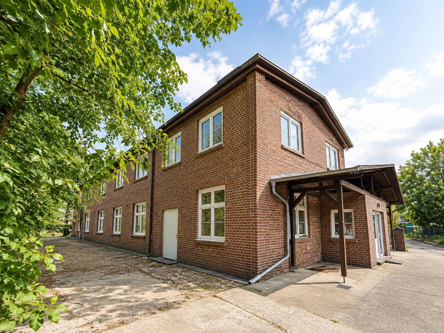 Ein Haus, viele Möglichkeiten: Wohnen mit Dachterrasse und im Erdgeschoss große Lagerhallen, 3172 Guben