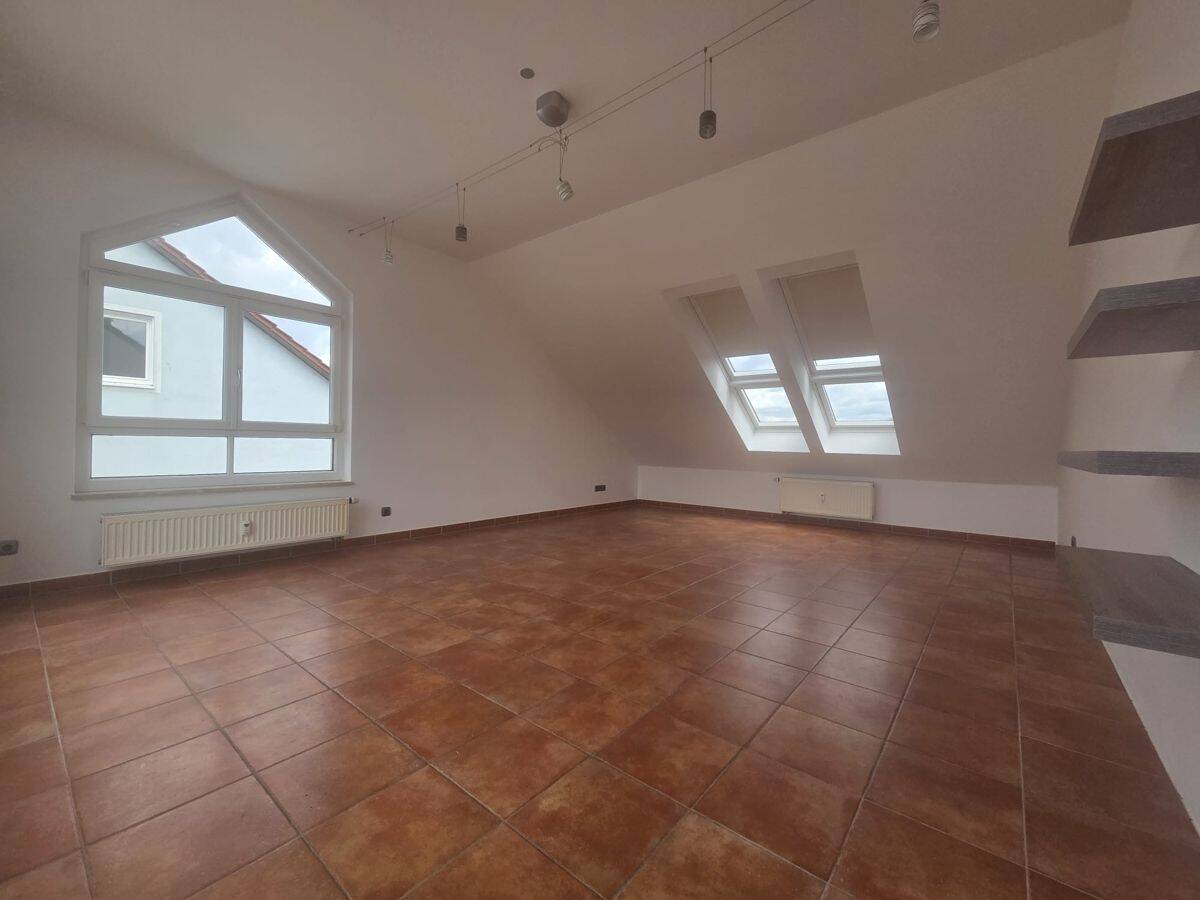 Sehr schöne 2,5-Zimmer-ETW mit Loggia, Garage und Kaminofen in Klinikumsnähe zu verkaufen!, 92637 Weiden i.d. OPf. (Weiden)