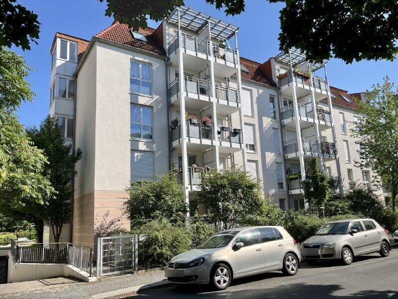 Ruihig wohnen unterm Dach mit Lift, EBK & Balkon!