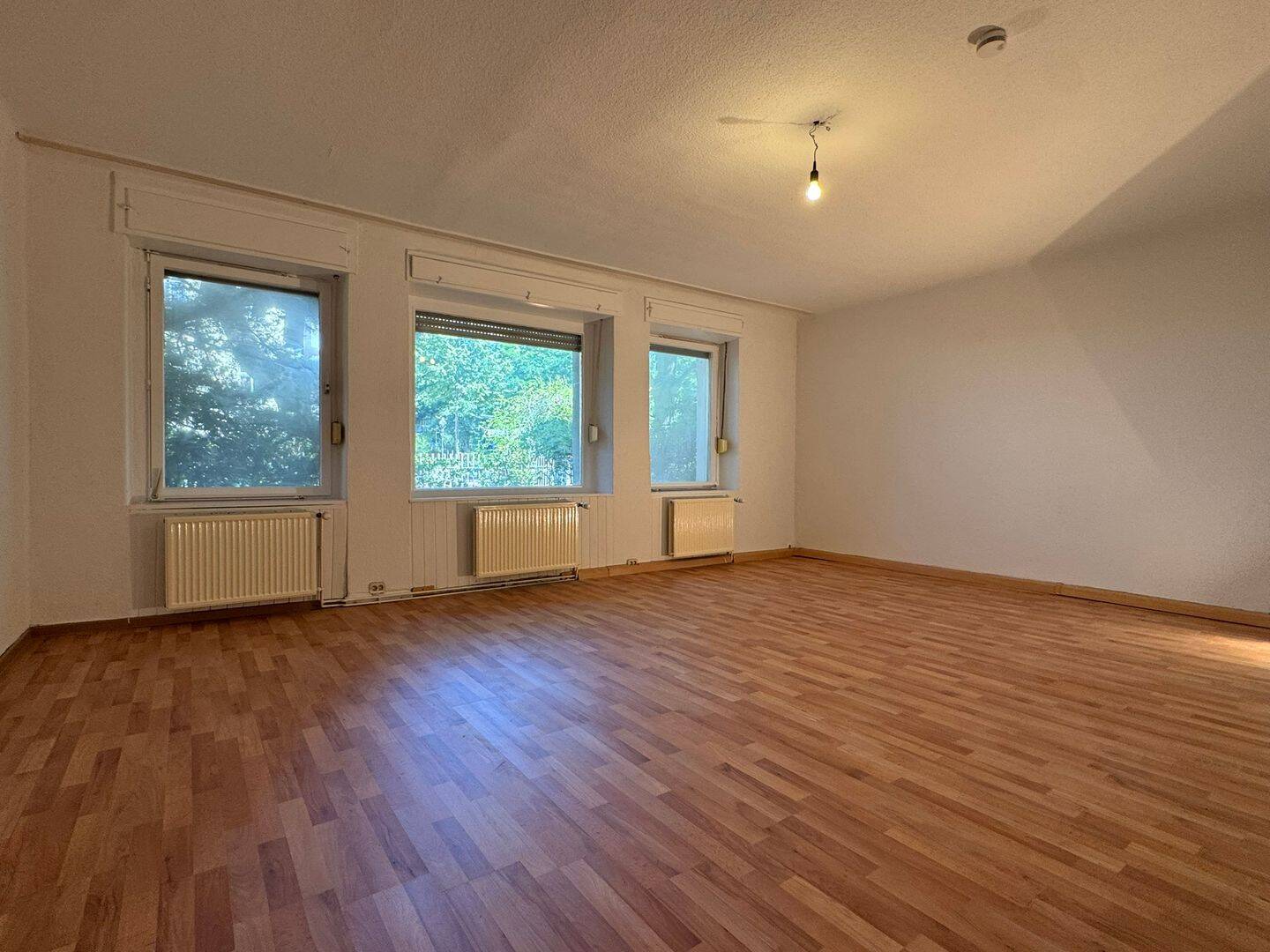 Gut geschnittene 2-Zimmer-Wohnung mit Wohnküche, großzügigem Wohnzimmer und praktischen Stauraum!, 13467 Berlin (Reinickendorf Hermsdorf)