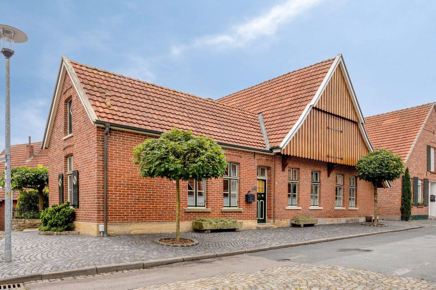 In einer angenehmen Wohnlage von Bad Bentheim-Gildehaus befindet sich dieses charakteristische Wohnhaus in der Bergstraße 16., 48455 Bad Bentheim