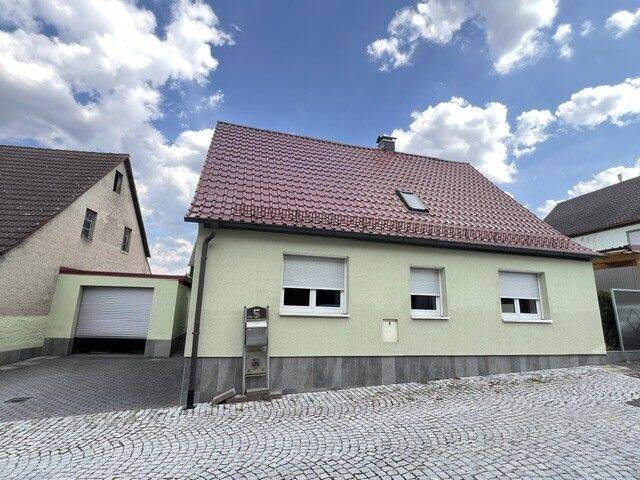 Einfamilienhaus mit Garage und Carport – sofort beziehbar –, 91477 Markt Bibart