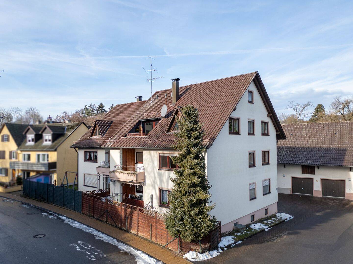 Familienfreundliche 4-Zimmer-Erdgeschosswohnung mit Terrasse, Gartenanteil und Garage, 78652 Deißlingen