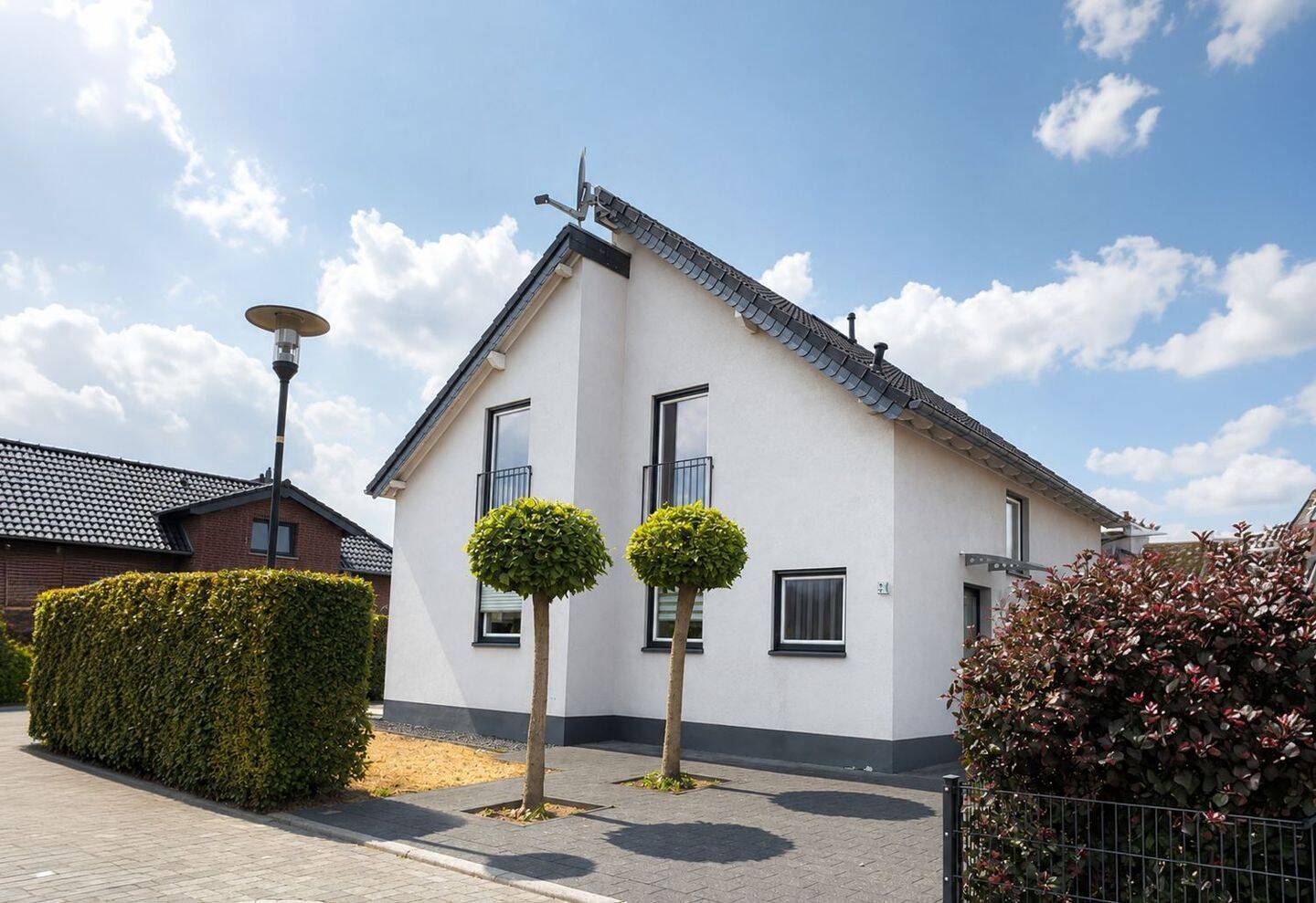 Neuwertiges Einfamilienhaus mit PV-Anlage, Garage und Kamin in Heinsberg-Waldenrath, 52525 Heinsberg