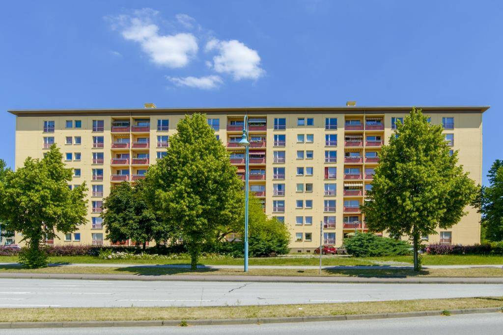 Bequem nach oben – 2-Raumwohnung mit Dusche, Tageslichtbad, Balkon und Aufzug im WK IV, 2977 Hoyerswerda