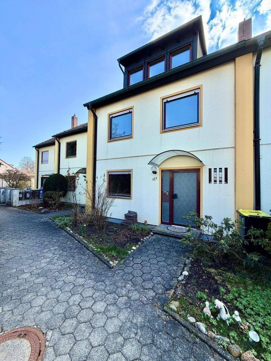 Großzügiges Reihenmittelhaus in begehrter Lage von Nürnberg-Weiherhaus – mit Garten, Terrasse und Garage, 90455 Nürnberg