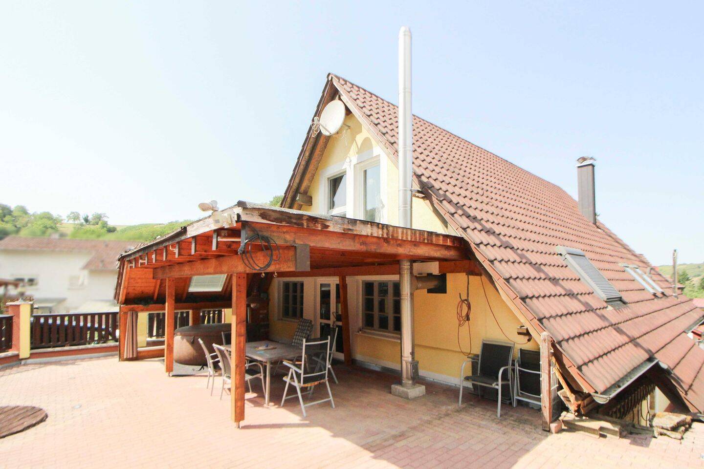 Wohnen am Waldrand – Gepflegtes Einfamilienhaus mit großem Garten, Terrassen, Teich & Carport, 75438 Knittlingen