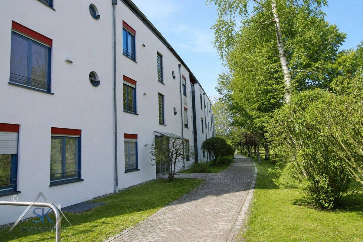 Gepflegte Zwei-Zimmer Wohnung mit Balkon in ruhiger und verkehrsgünstiger Lage, mit TG, Keller, 82178 Puchheim