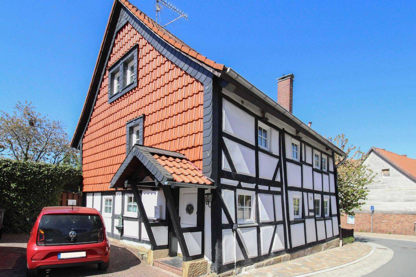 Charmantes Fachwerkhaus mit Einliegerwohnung, Gartenidylle & viel Potenzial in Weddingen, 38690 Goslar