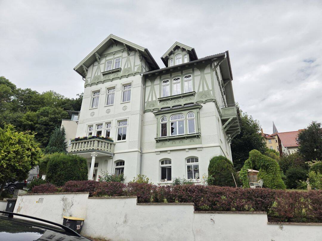 Grandiose Südstadtlage! Stilvolle Altbauwohnung mit Einbauküche und zwei Balkonen, 99817 Eisenach