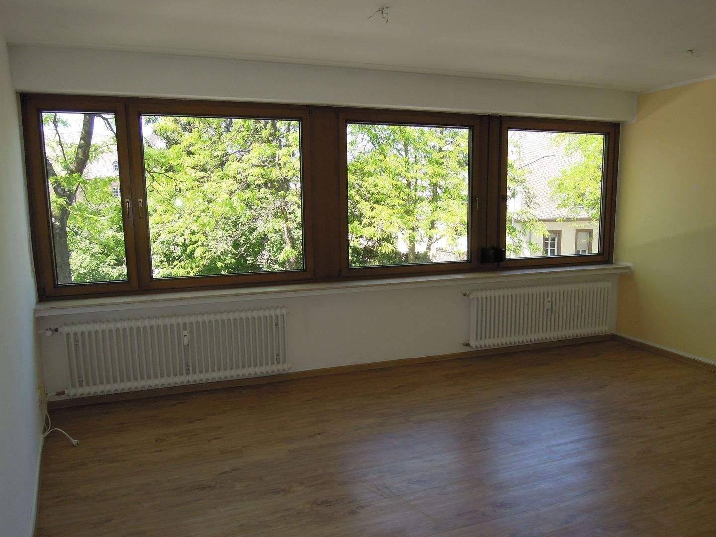 Trier, Nähe Konstantin Basilika und Palastgarten – Helle 3 ZKB Wohnung in einem Dreifamilienhaus zu verkaufen !, 54290 Trier (Innenstadt Trier-Süd)