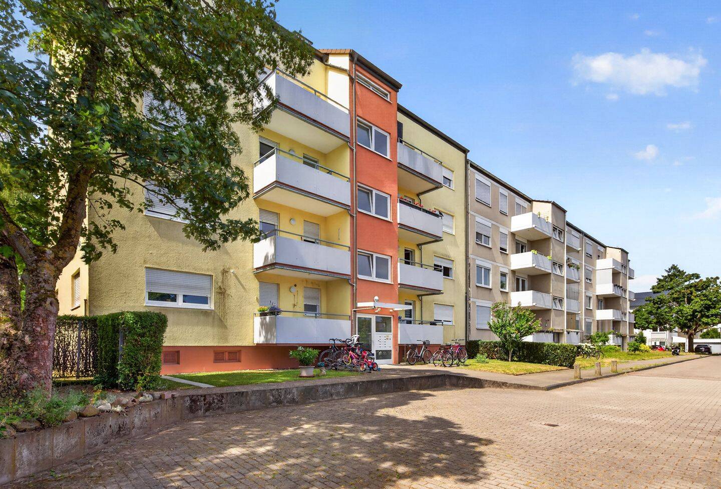 Sofort einziehen und ankommen – gepflegte 3-Zimmer-Wohnung mit 2 Balkonen, Aufzug und Stellplatz, 76187 Karlsruhe (Knielingen Maxau Mühlburg Nordweststadt)