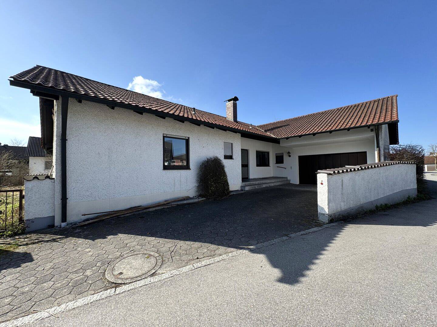 Wohnen auf einer Ebene – Großzügiger Bungalow mit viel Potential in Wörth a. d. Isar, 84109 Wörth a.d. Isar (Wörth)