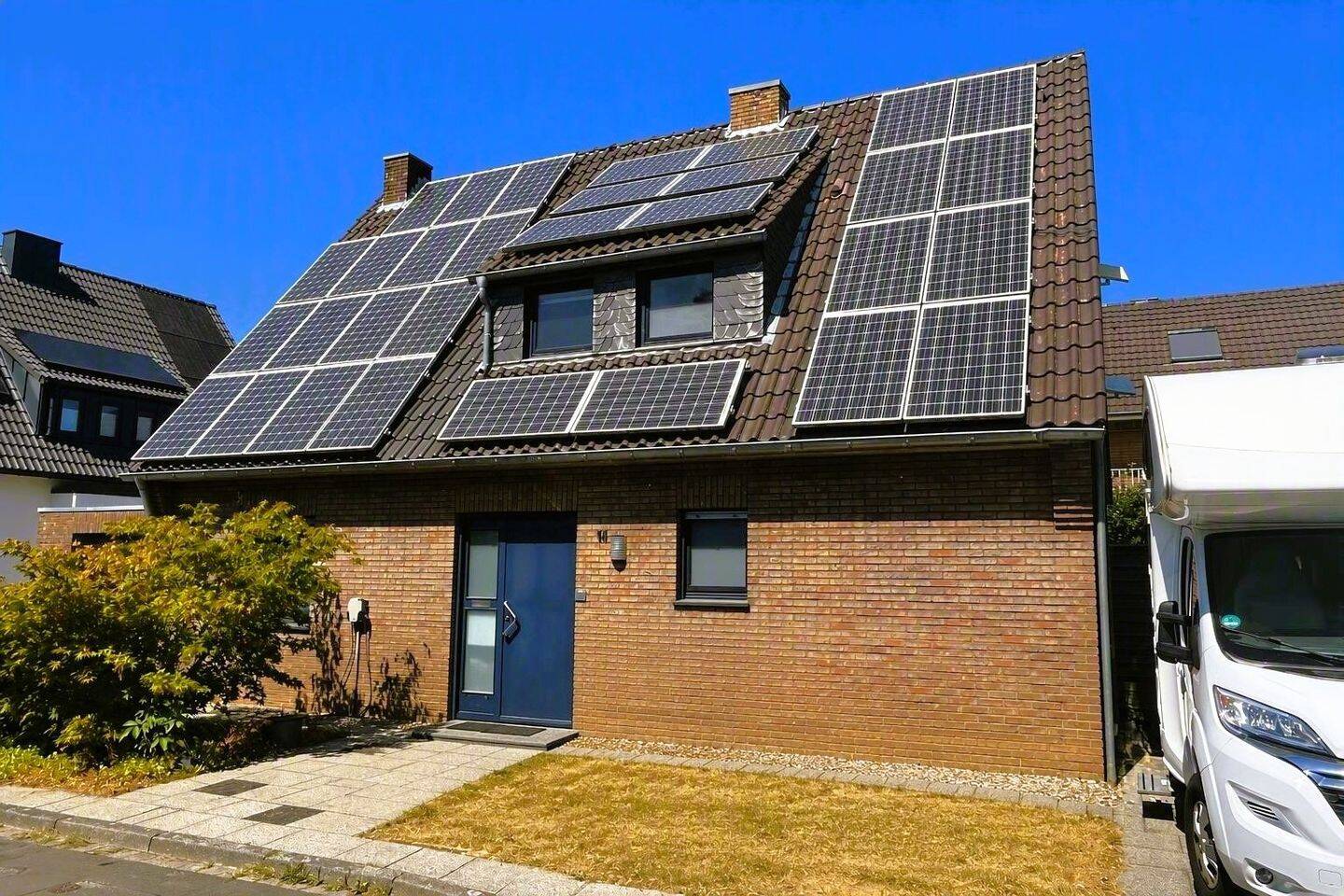 Großzügig wohnen mit Wärmepumpe, Sonnengarten & Wohnmobilstellplatz., 40668 Meerbusch